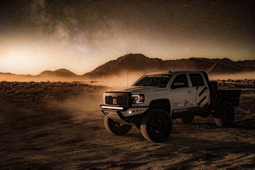 荒漠中的越野车SUV