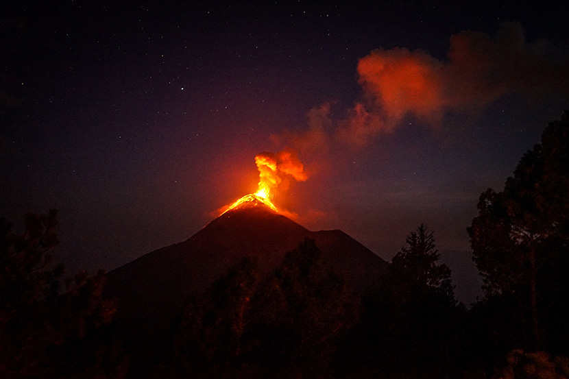 夜晚喷火的火山