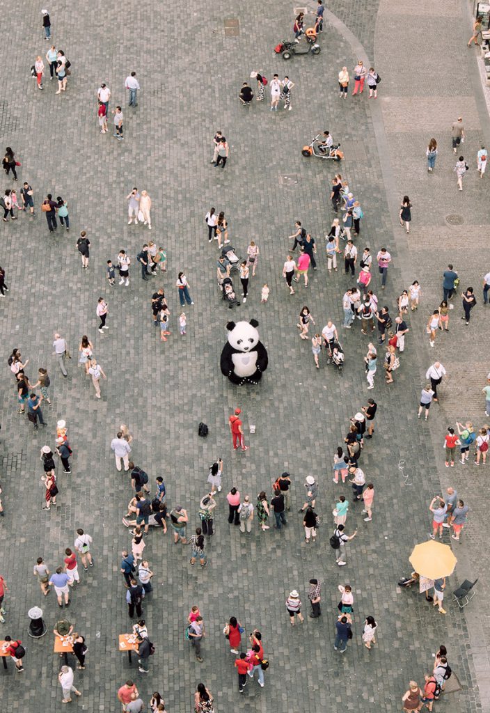 大街上人群中孤独的大熊猫人偶