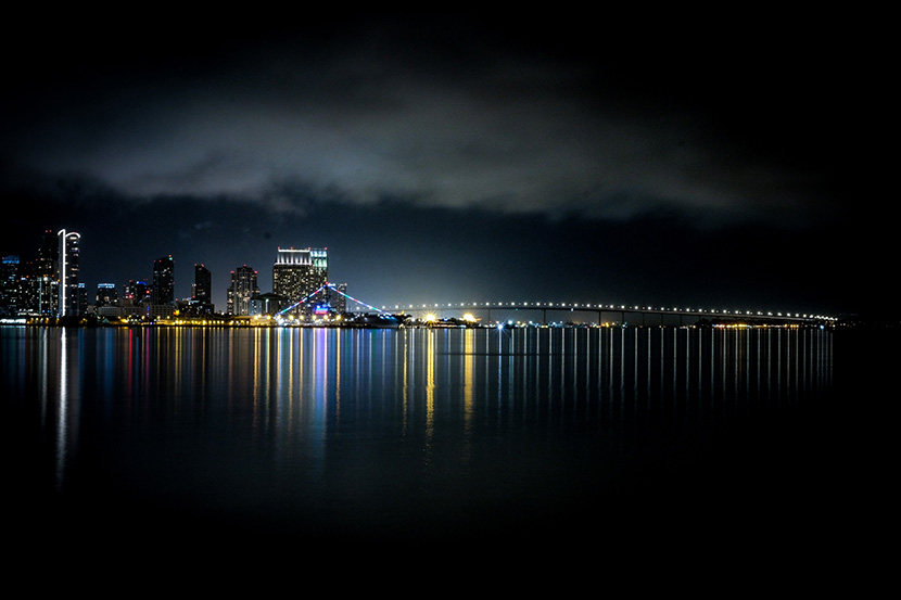 都市海边的夜景