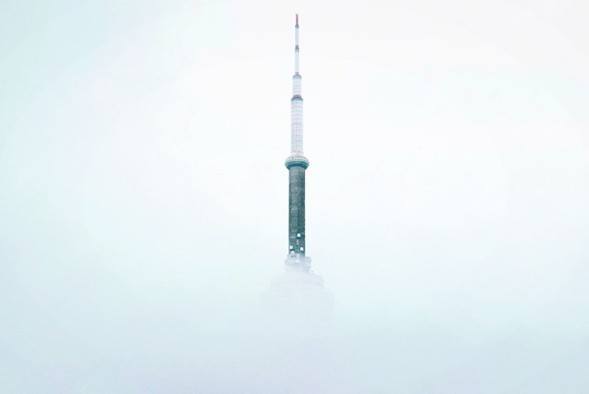 云雾中的现代高层建筑