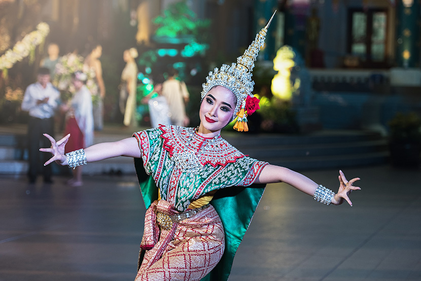 泰国穿着民族衣服跳舞蹈的美女