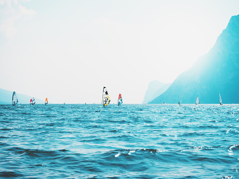 海面上玩风帆冲浪的人们