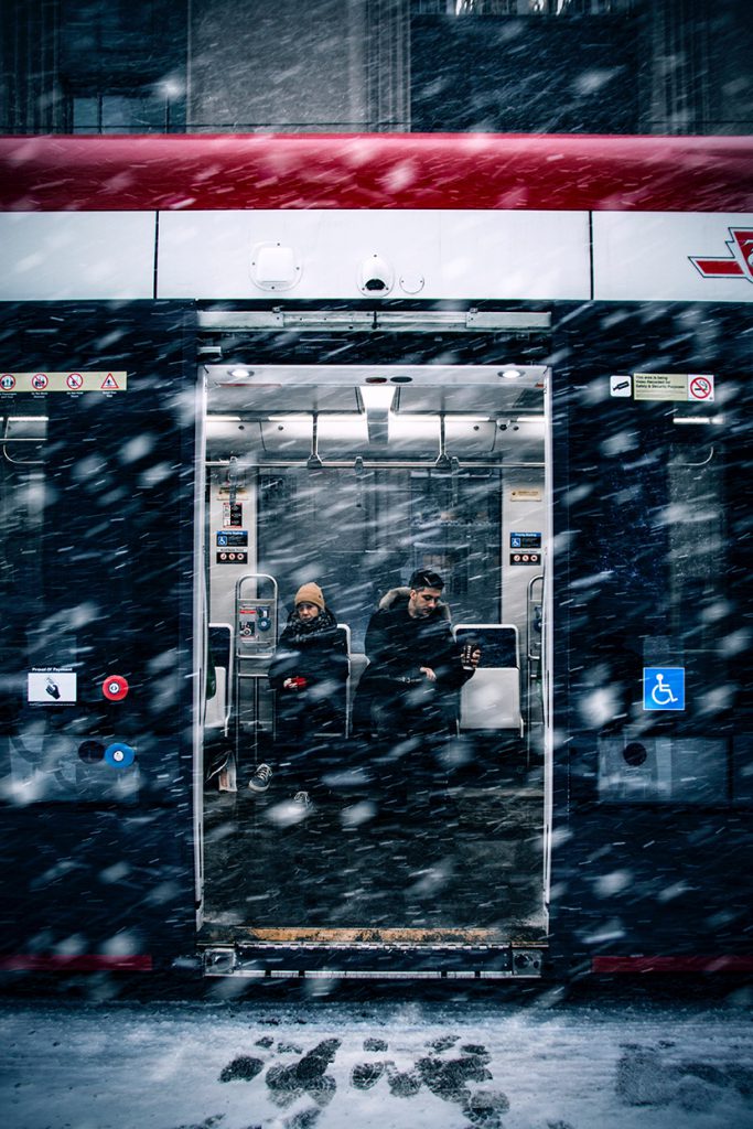 下雪天地铁里的男人和女人