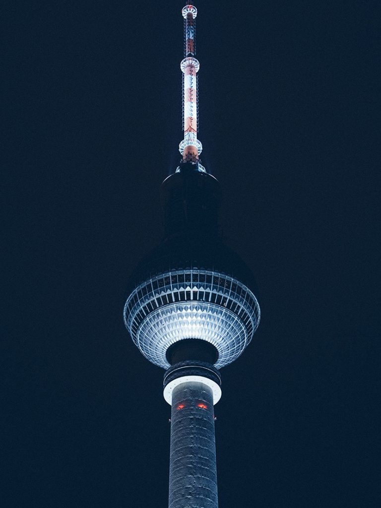 夜色中的电台高塔