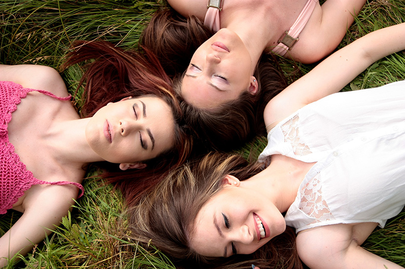 草地上三个青春靓丽的美女