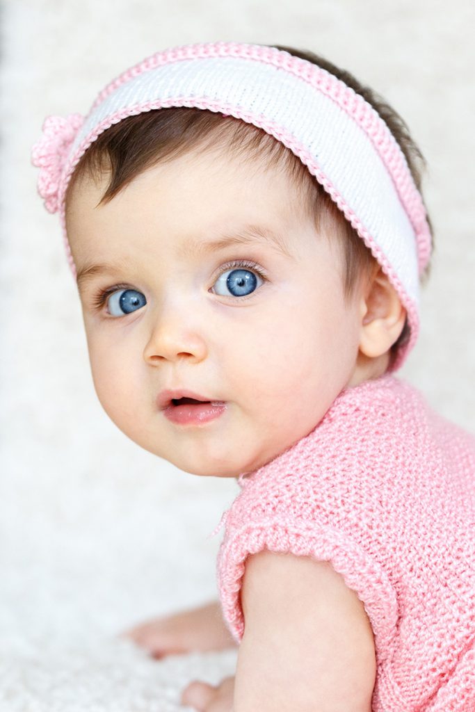蓝色大眼睛的小美女