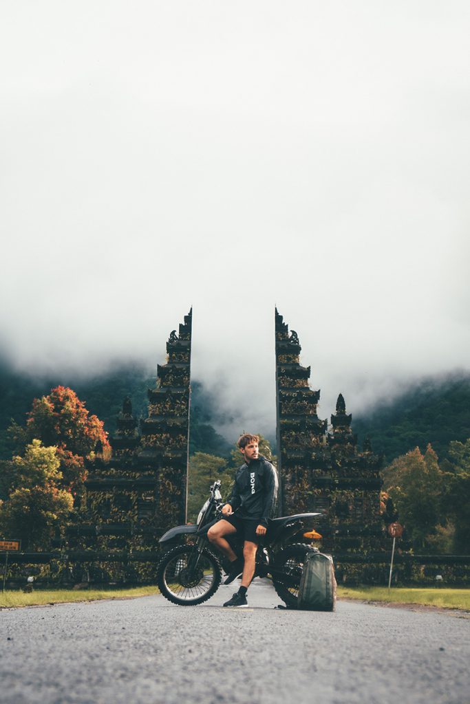 在东南亚骑摩托车旅游的男人