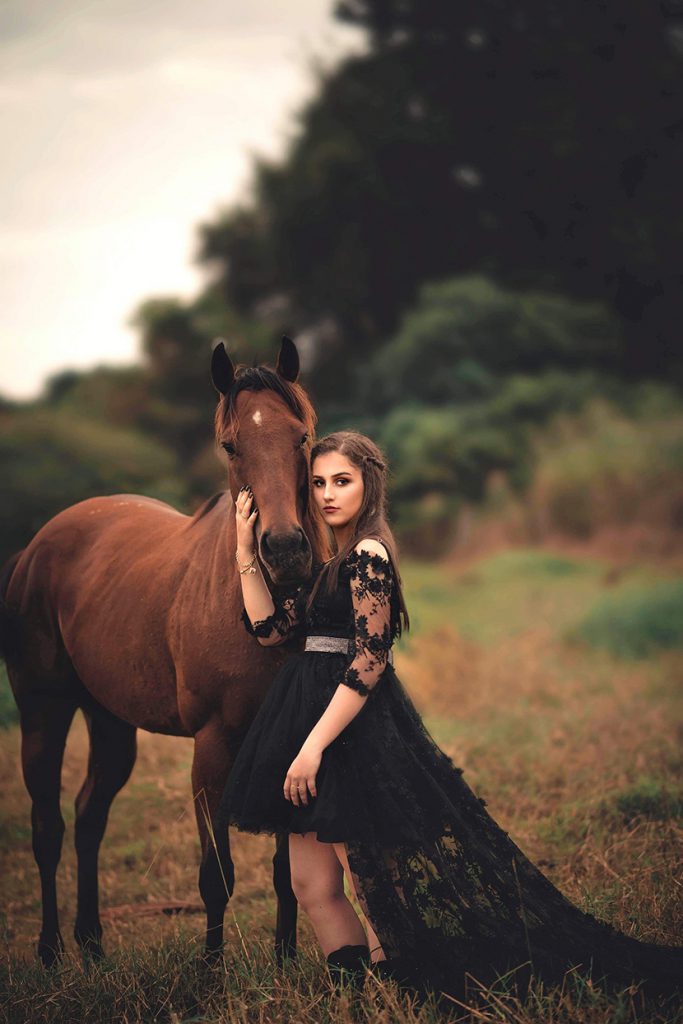 黑衣美女与骏马