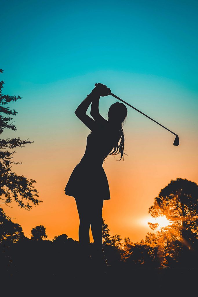 夕阳下打高尔夫的少女