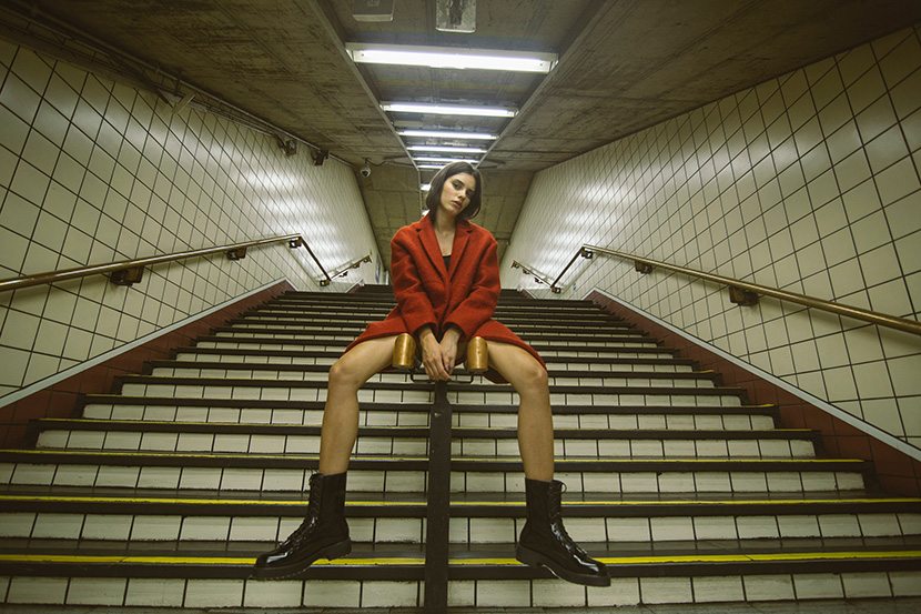 坐在地铁走廊扶手上的大长腿美女