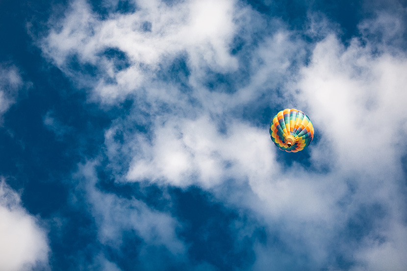 蓝天白云中的一个彩色热气球