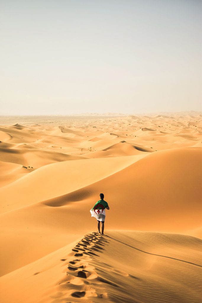 茫茫无边的沙漠沙丘