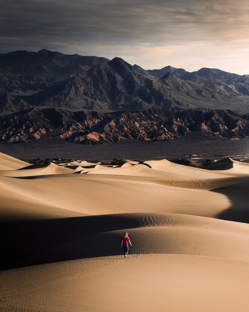 在沙漠中独自行走的女子