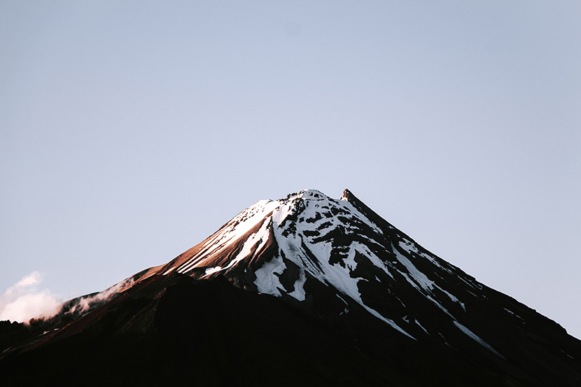 火山山峰上白雪皑皑