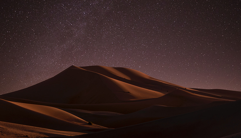 夜晚星空下的沙丘