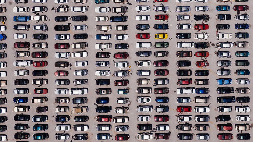 排列整齐的汽车停车场