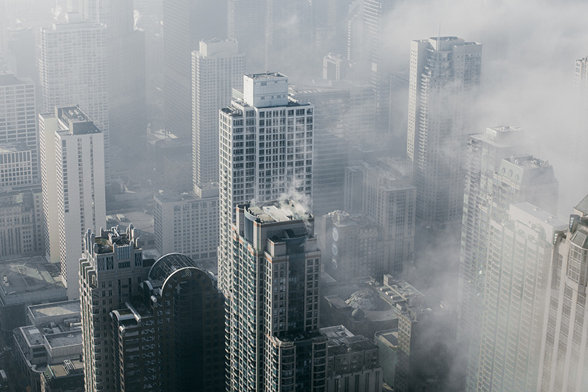 充满雾霾的城市上空