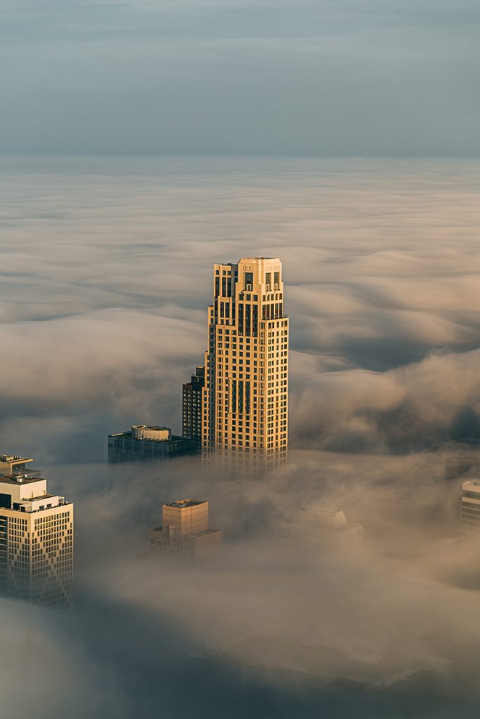 云海中的摩天大楼