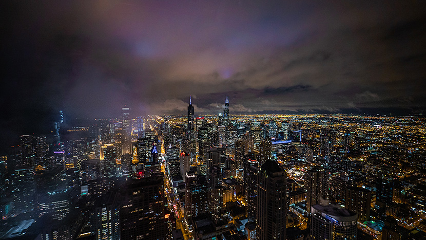 黑云下的城市夜景