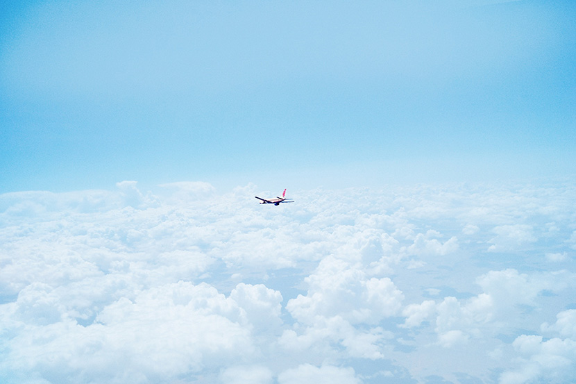 云层之上的客机