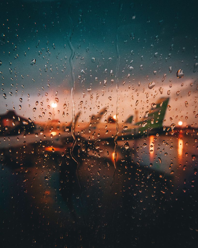 下雨时的机场