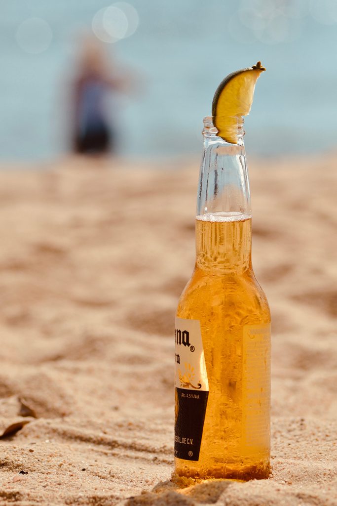 沙滩上的科罗拉啤酒