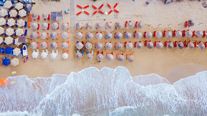 沙滩上密集的遮阳伞和躺椅
