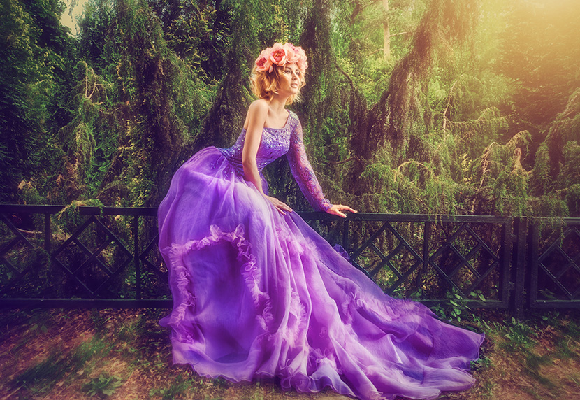 身穿紫色婚纱的新娘