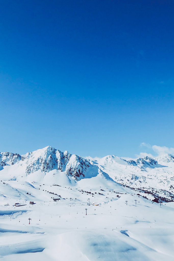 蓝天白雪的滑雪场