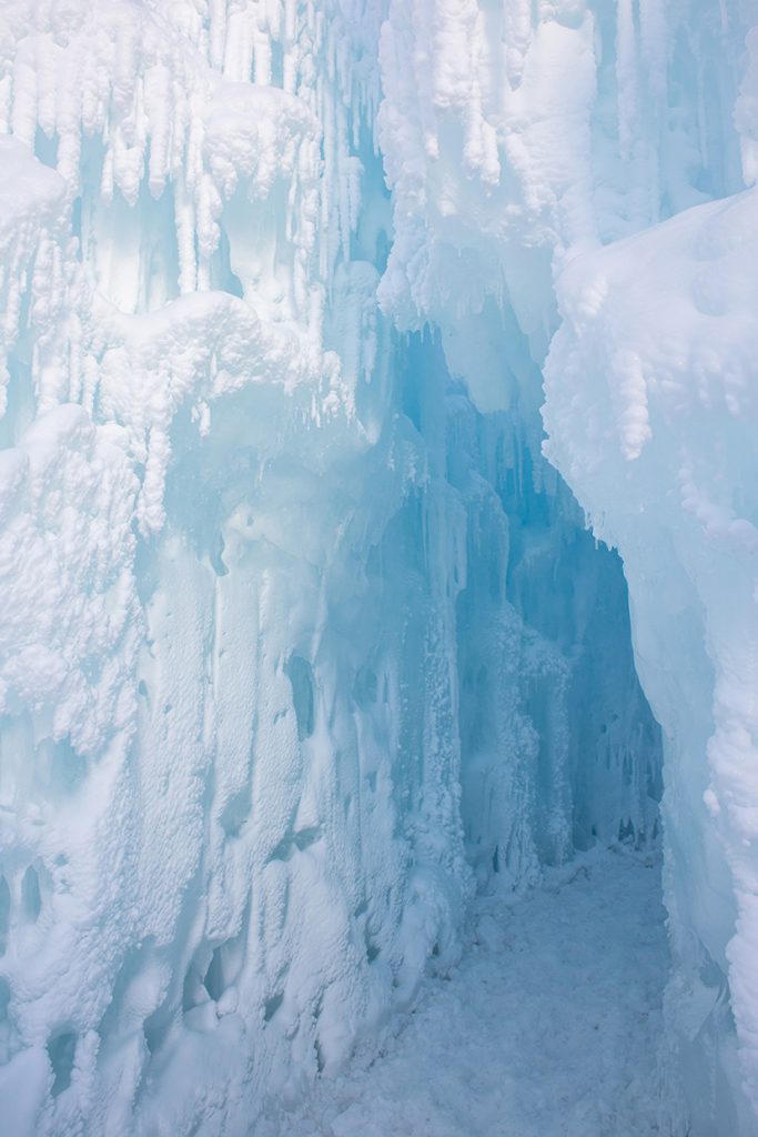 一个冰川的山洞