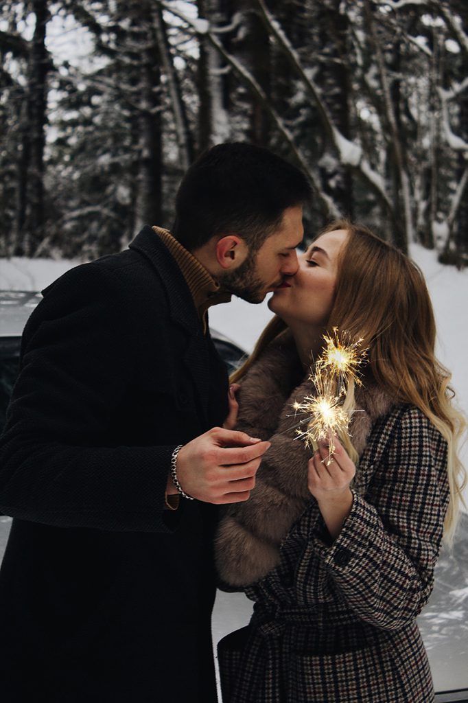 雪地里热吻的情侣