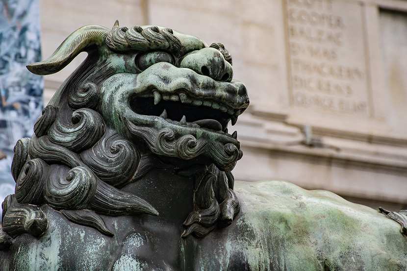 中式狮子雕像头部特写