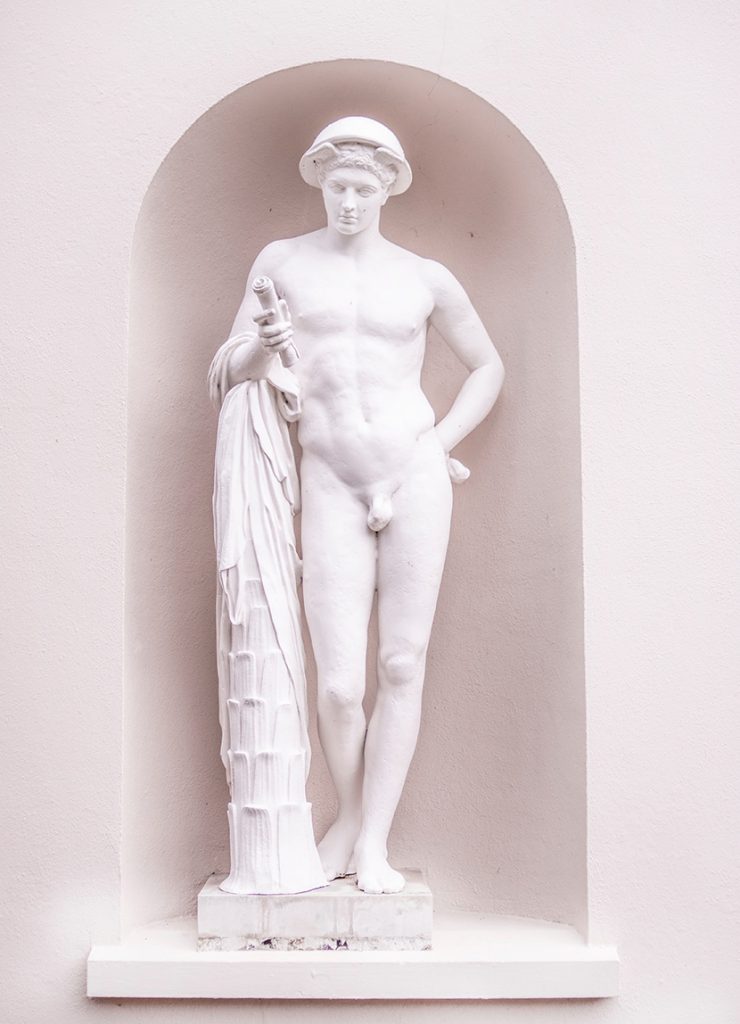 欧式古代男子雕像