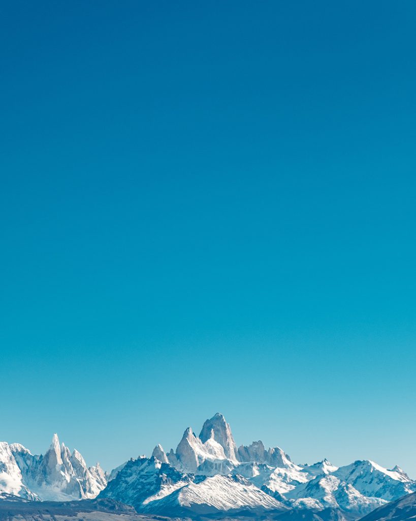 蓝天下的雪山山峰群