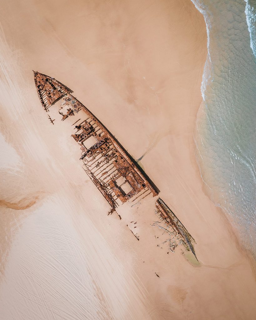 沙滩边的旧沉船