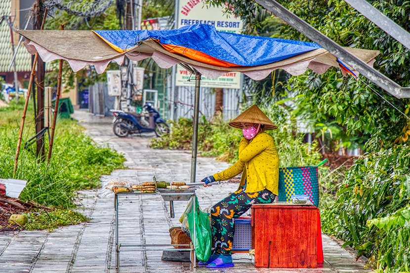 越南街边卖小吃的小贩