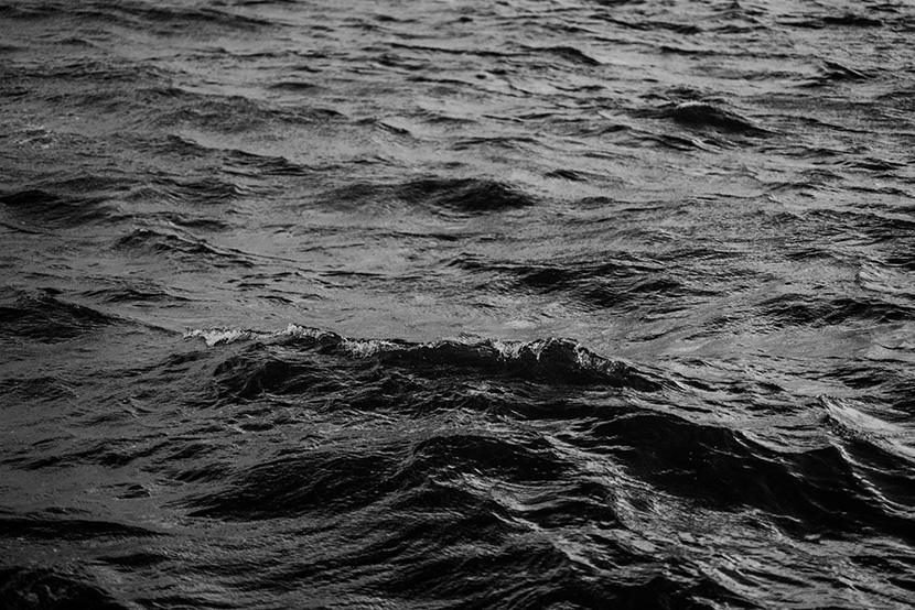 黑色的海水波浪