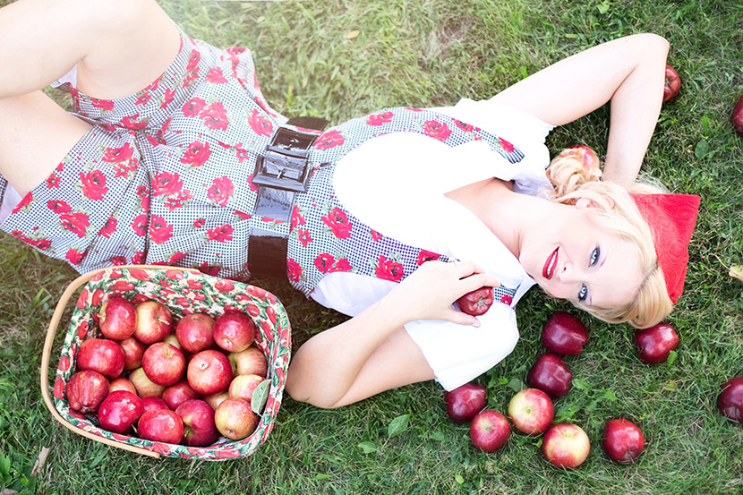 躺在苹果草地上的妇人