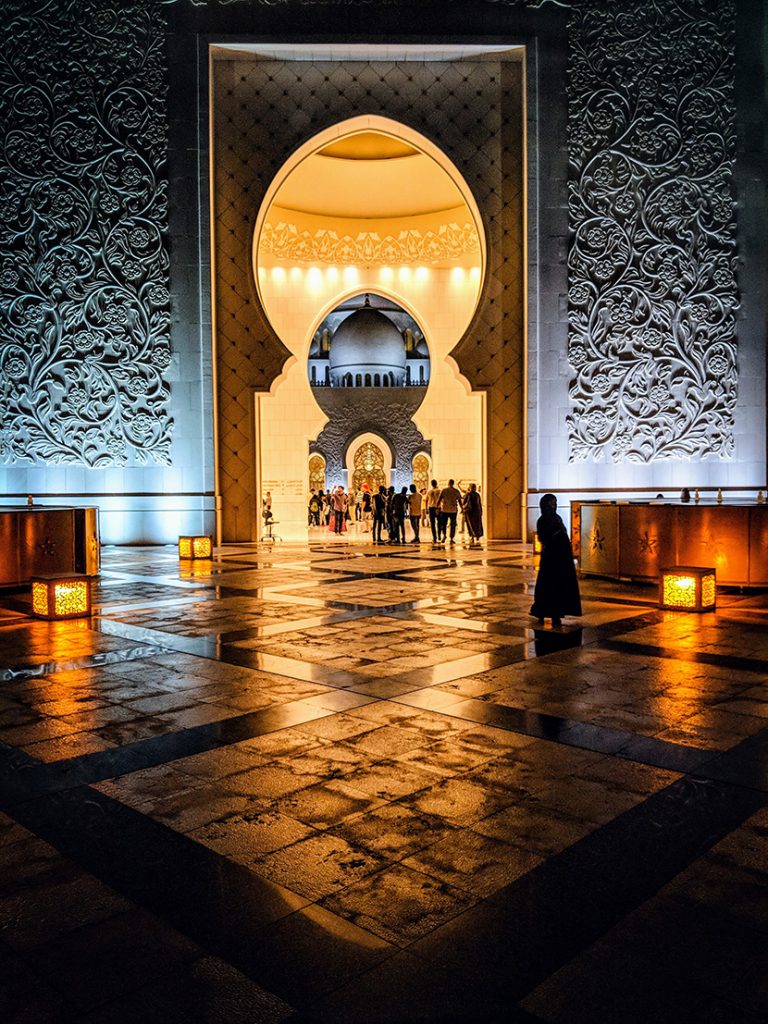 清真寺漂亮的内部大厅