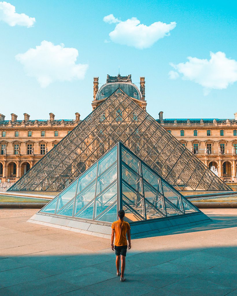 卢浮宫前的现代金字塔建筑