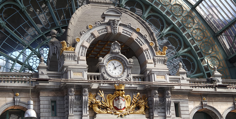 欧洲古车站建筑雕像和大钟