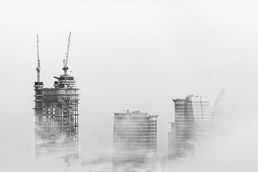 薄雾中的高层建筑