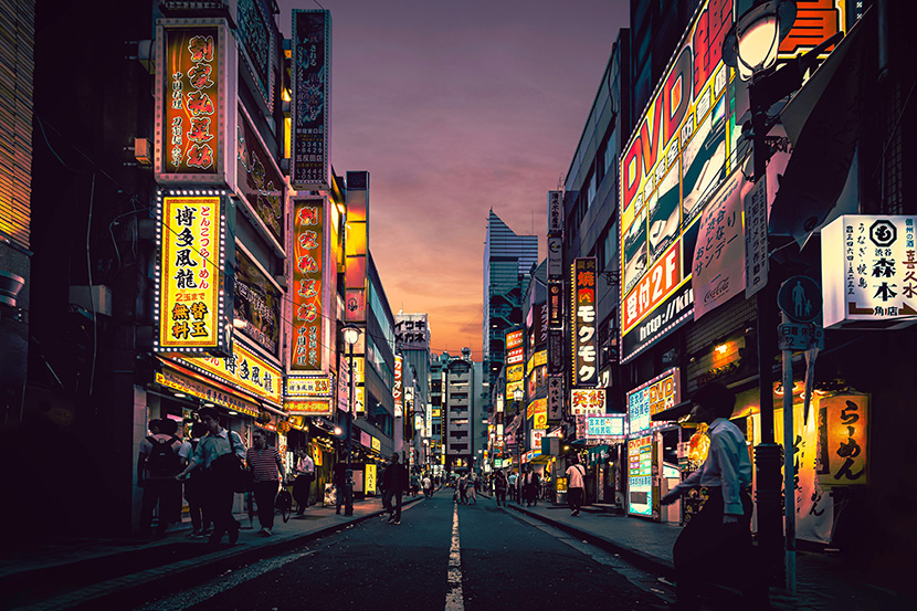 日本都市街道霓虹灯夜景