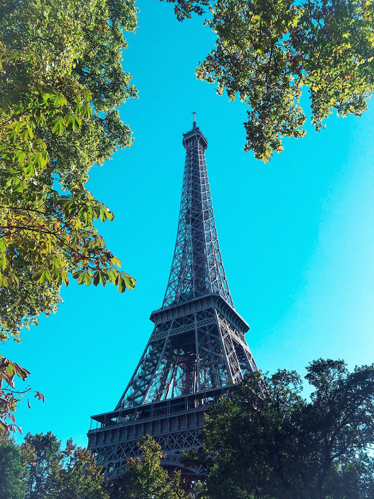 篮天下的巴黎埃菲尔铁塔