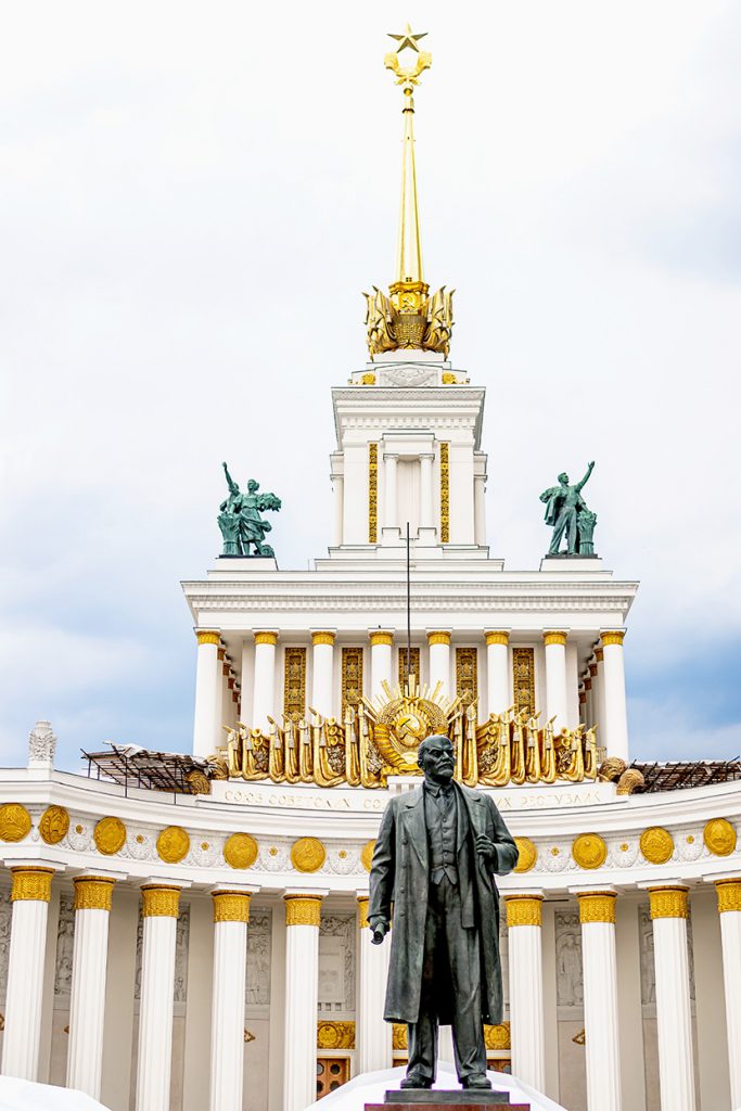 俄罗斯莫斯科全俄展览中心前的列林雕像