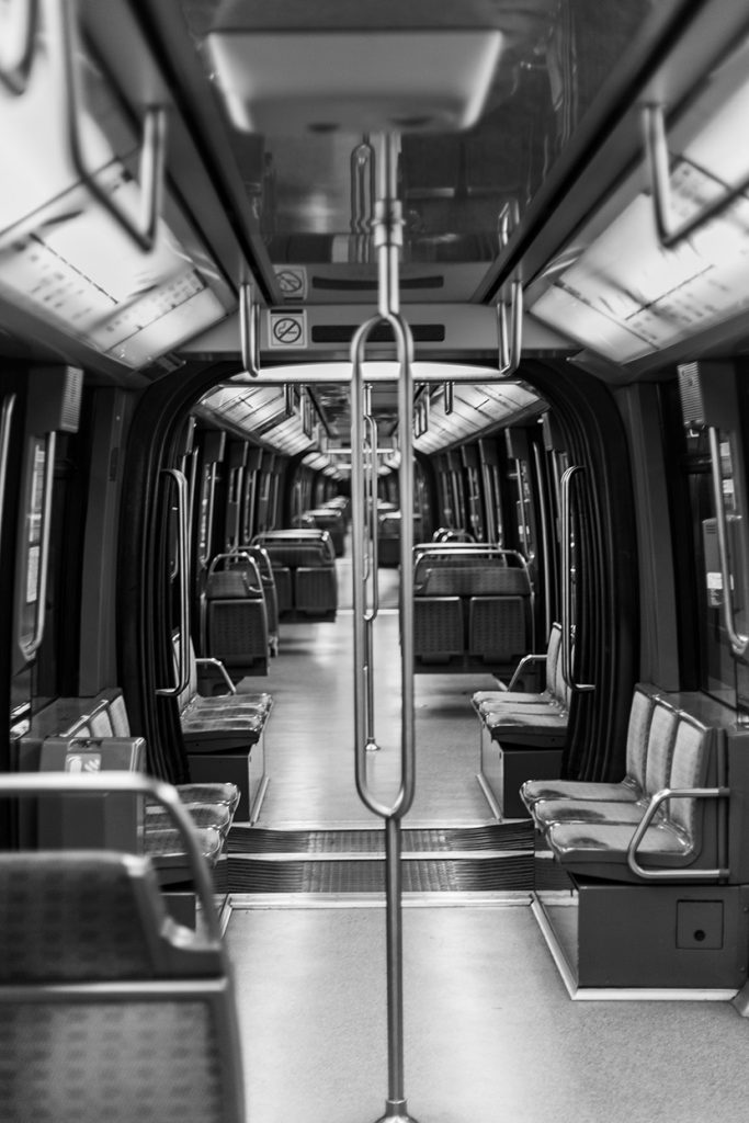 空旷的地铁车厢