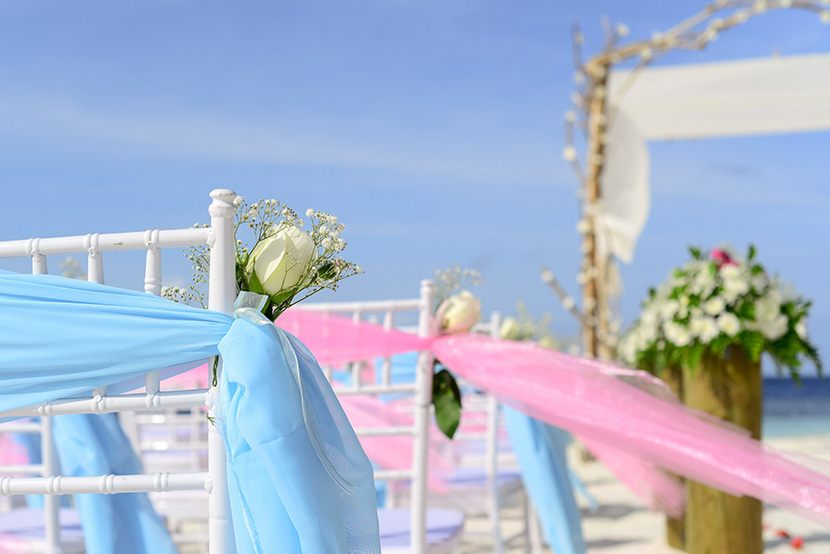 海边婚礼现场的装饰鲜花