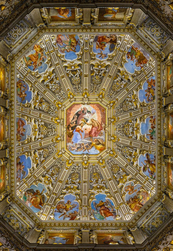 欧洲教堂顶部的彩绘