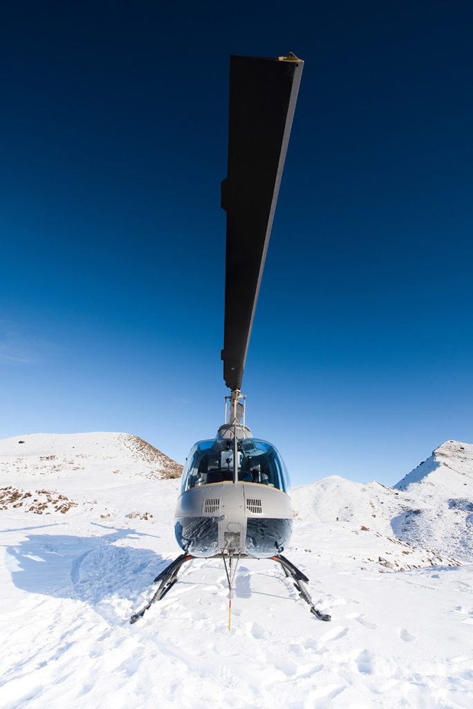 停在雪地上的直升机